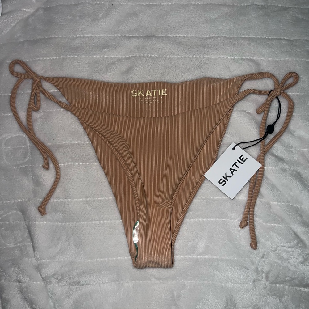 SKATIE Vera Bottom - Classic Ribbed color NUDE
Size: M